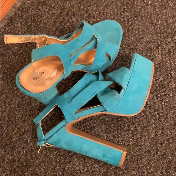 Blue Suede strap heels - Picture 2 of 4